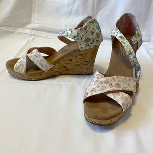 Toms floral wedges
